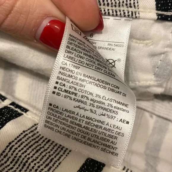 Old Navy Mid-Rise Pixie Black White Striped Chino Short Size 6 - Picture 8 of 9